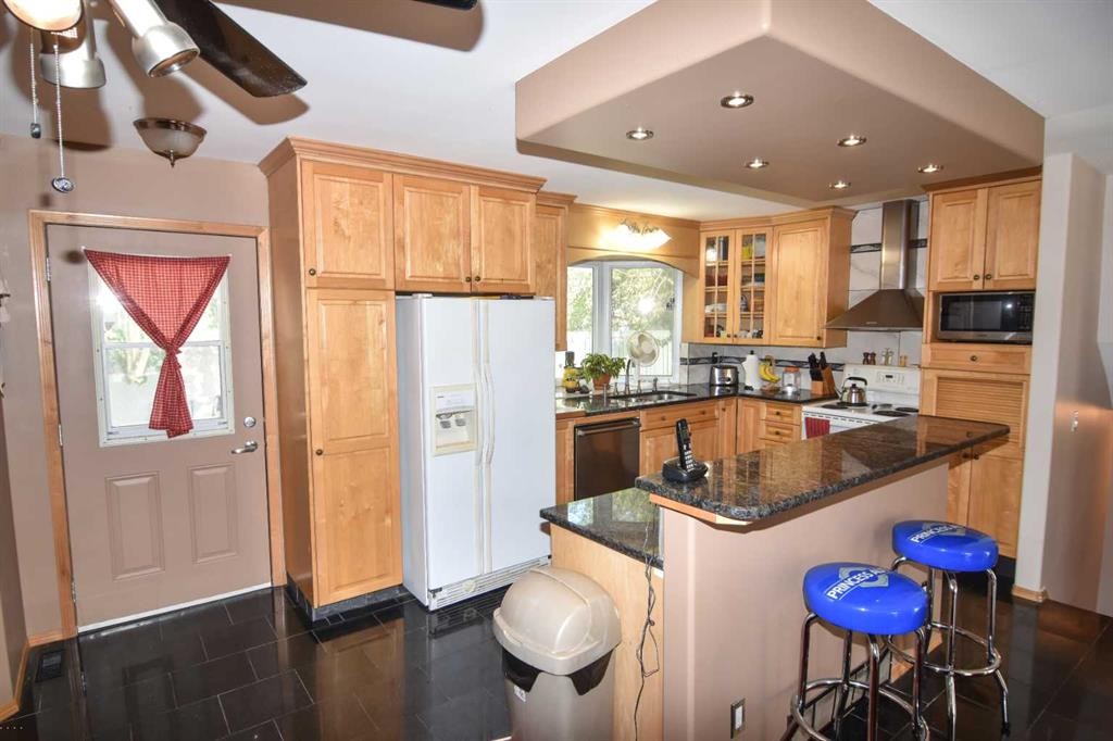 6151 Penworth Road Se, Calgary, AB - Indoor Photo Showing Kitchen