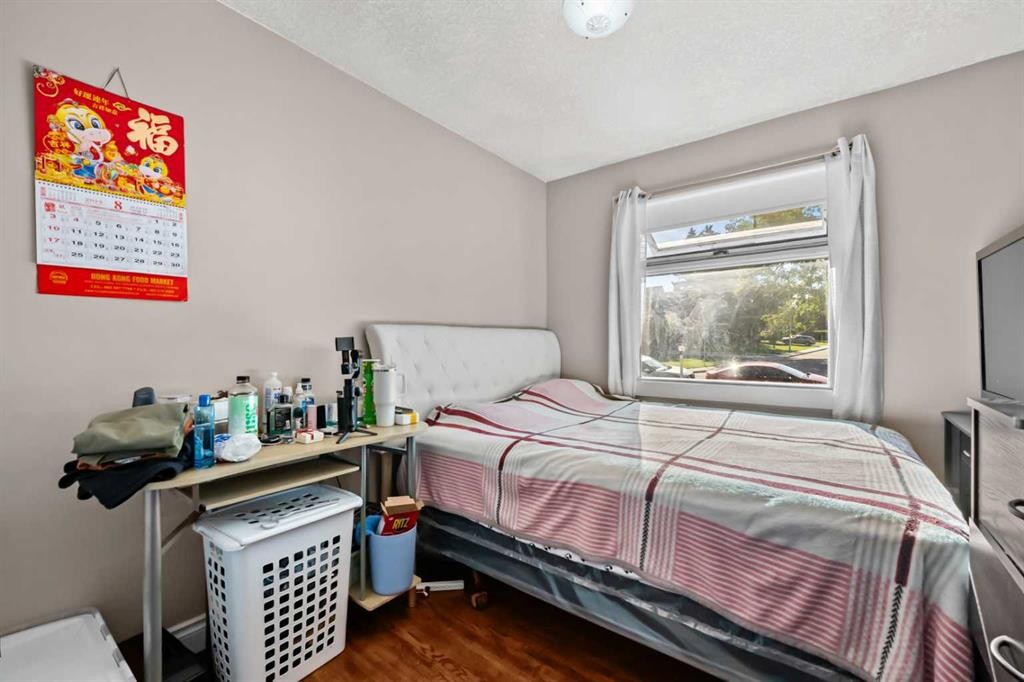 2220 38 Street Sw, Calgary, AB - Indoor Photo Showing Bedroom