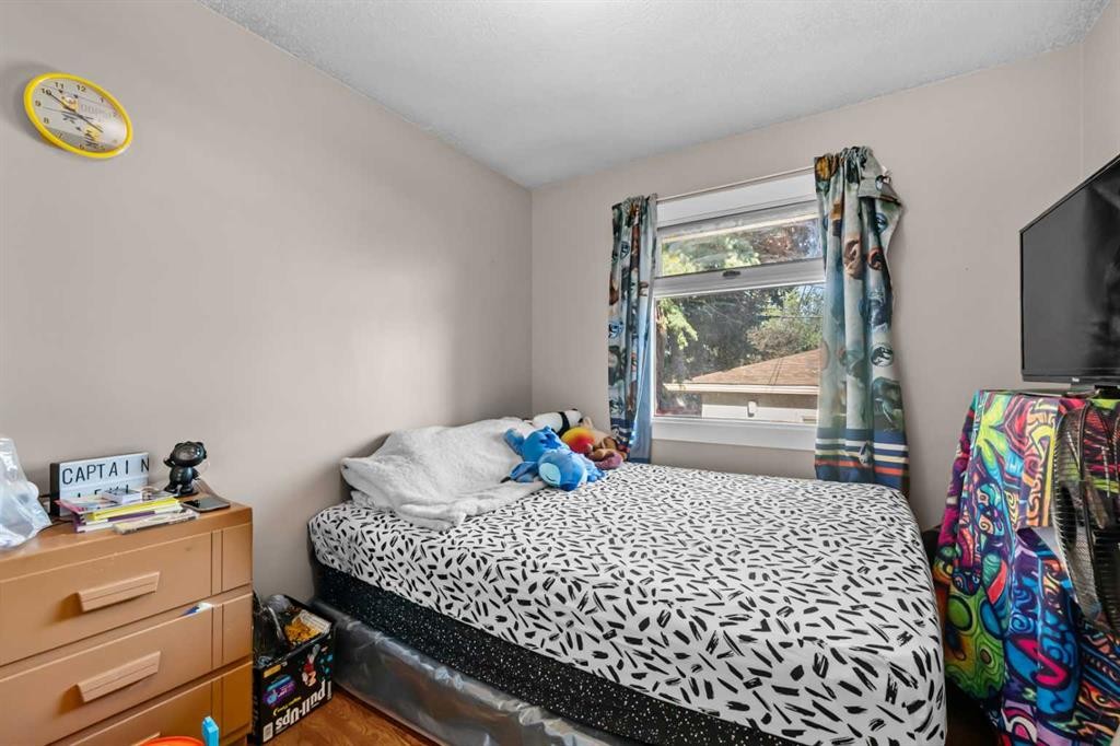 2220 38 Street Sw, Calgary, AB - Indoor Photo Showing Bedroom
