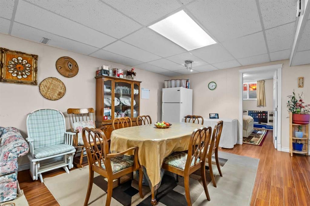 2220 38 Street Sw, Calgary, AB - Indoor Photo Showing Dining Room