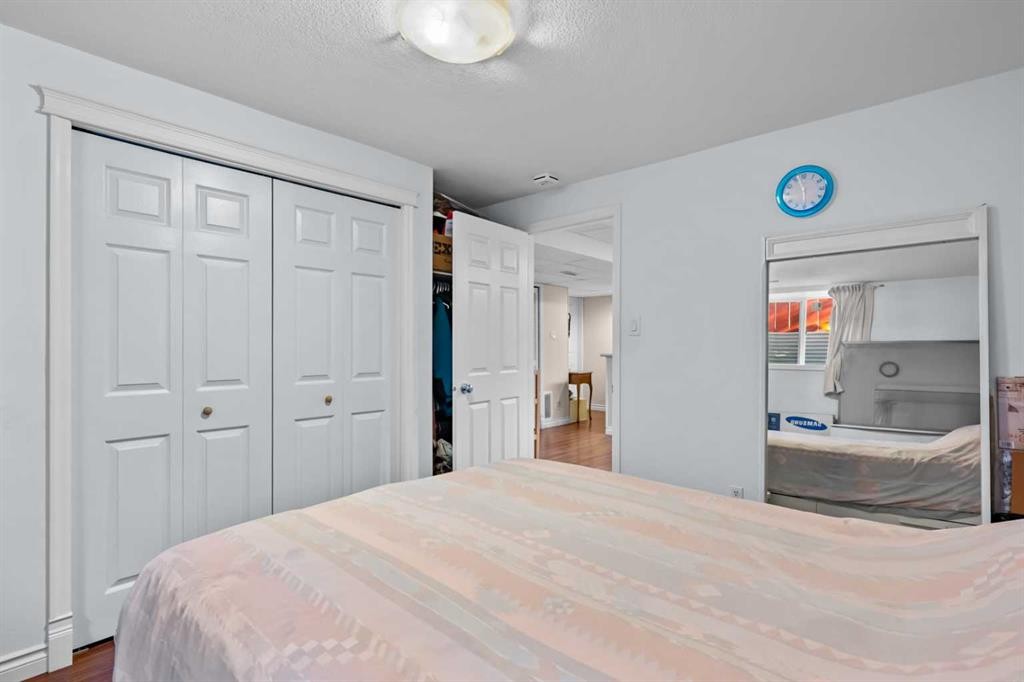 2220 38 Street Sw, Calgary, AB - Indoor Photo Showing Bedroom