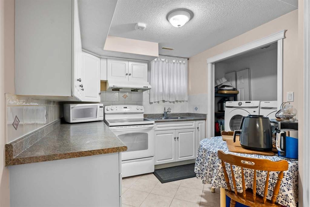 2220 38 Street Sw, Calgary, AB - Indoor Photo Showing Kitchen