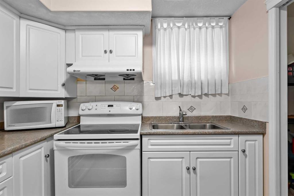 2220 38 Street Sw, Calgary, AB - Indoor Photo Showing Kitchen With Double Sink