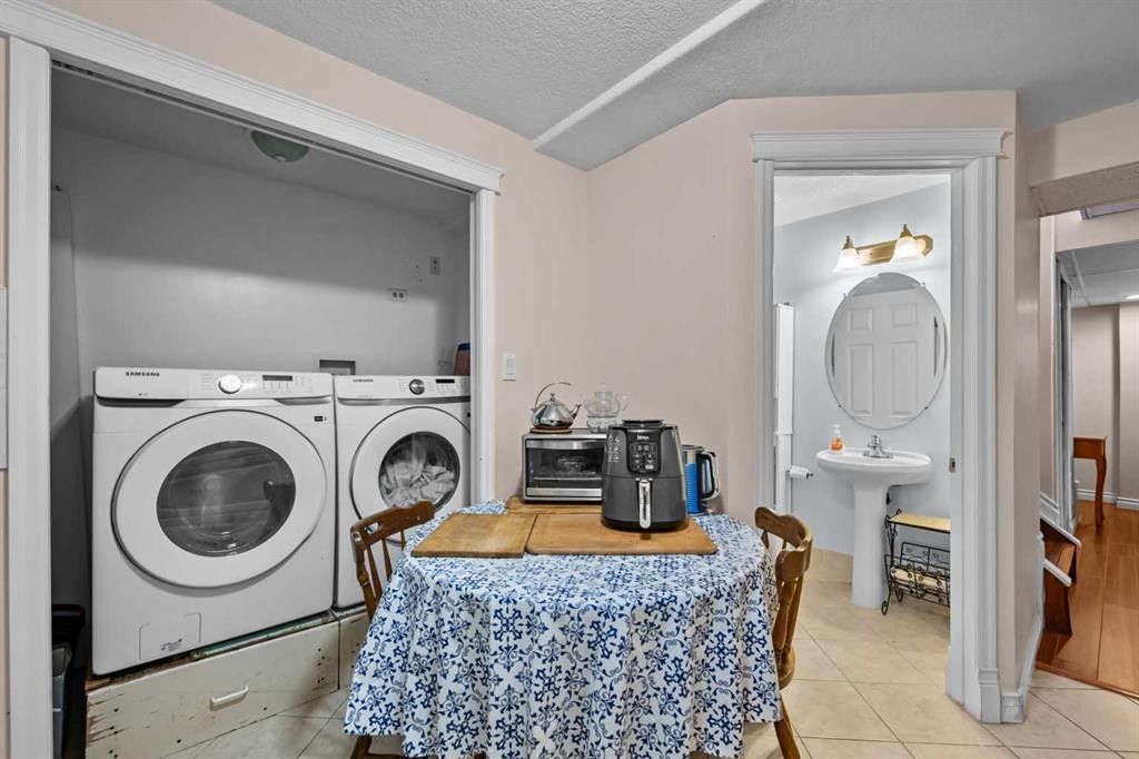 2220 38 Street Sw, Calgary, AB - Indoor Photo Showing Laundry Room