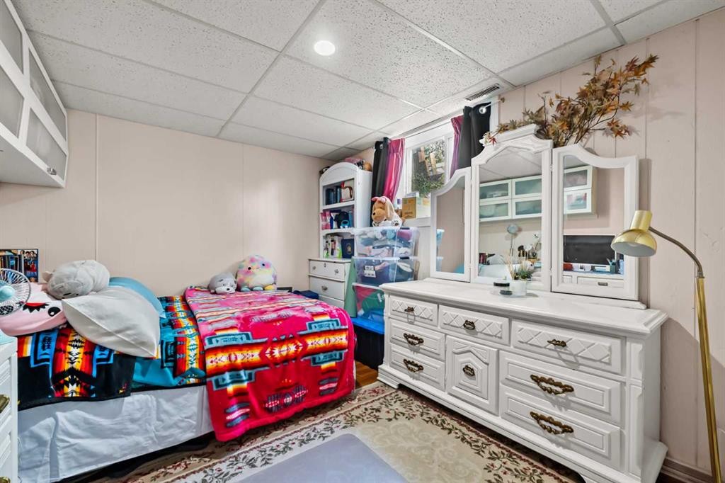2220 38 Street Sw, Calgary, AB - Indoor Photo Showing Bedroom