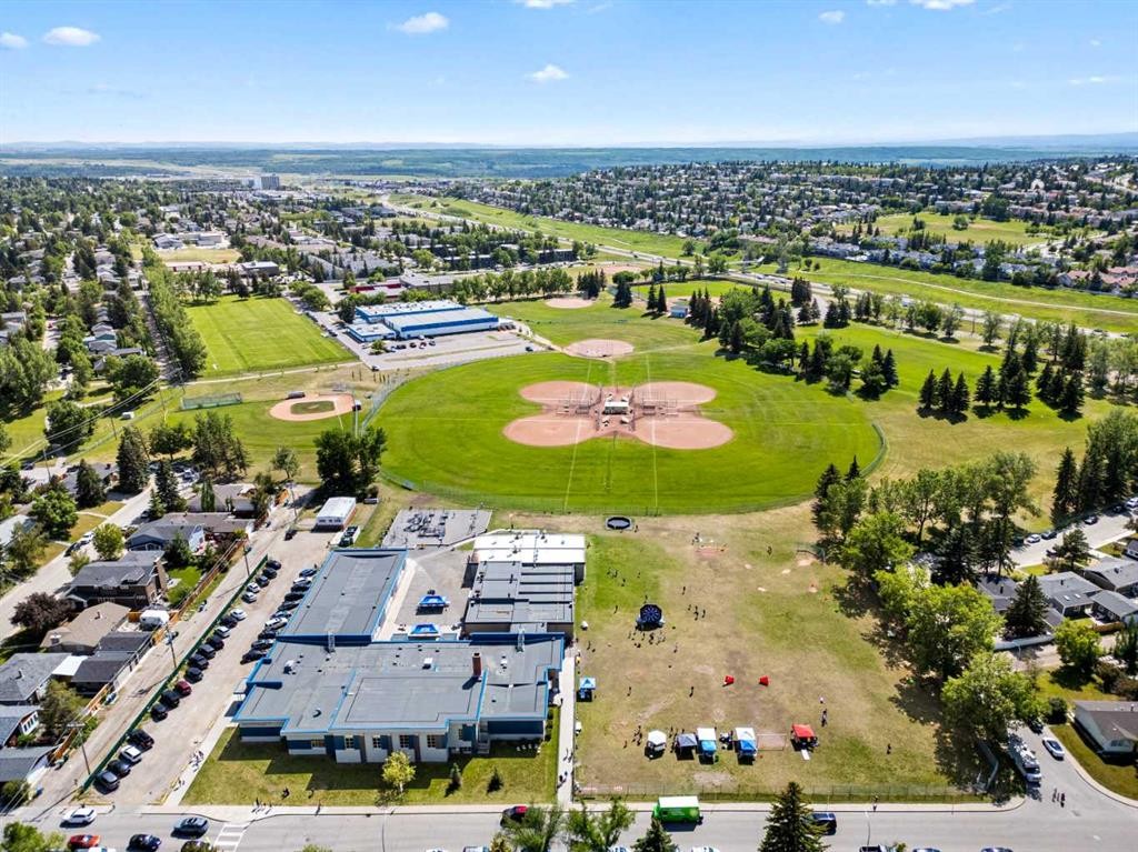 2220 38 Street Sw, Calgary, AB - Outdoor With View