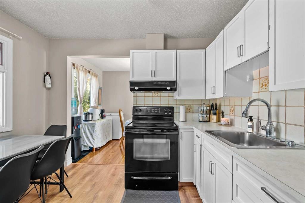 2220 38 Street Sw, Calgary, AB - Indoor Photo Showing Kitchen