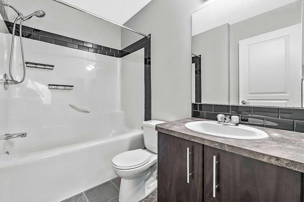 1305-2445 Kingsland Road Se, Airdrie, AB - Indoor Photo Showing Bathroom