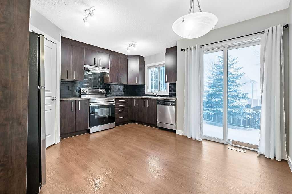 1305-2445 Kingsland Road Se, Airdrie, AB - Indoor Photo Showing Kitchen