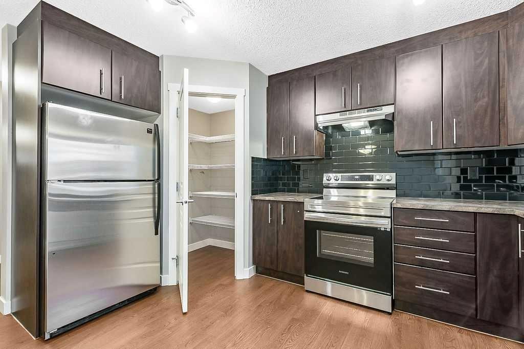 1305-2445 Kingsland Road Se, Airdrie, AB - Indoor Photo Showing Kitchen
