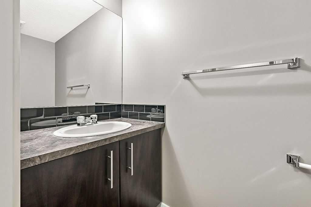 1305-2445 Kingsland Road Se, Airdrie, AB - Indoor Photo Showing Bathroom