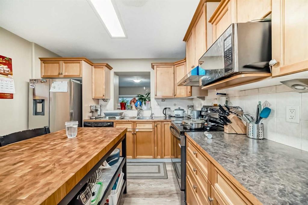 14 Dover Mews Se, Calgary, AB - Indoor Photo Showing Kitchen With Double Sink