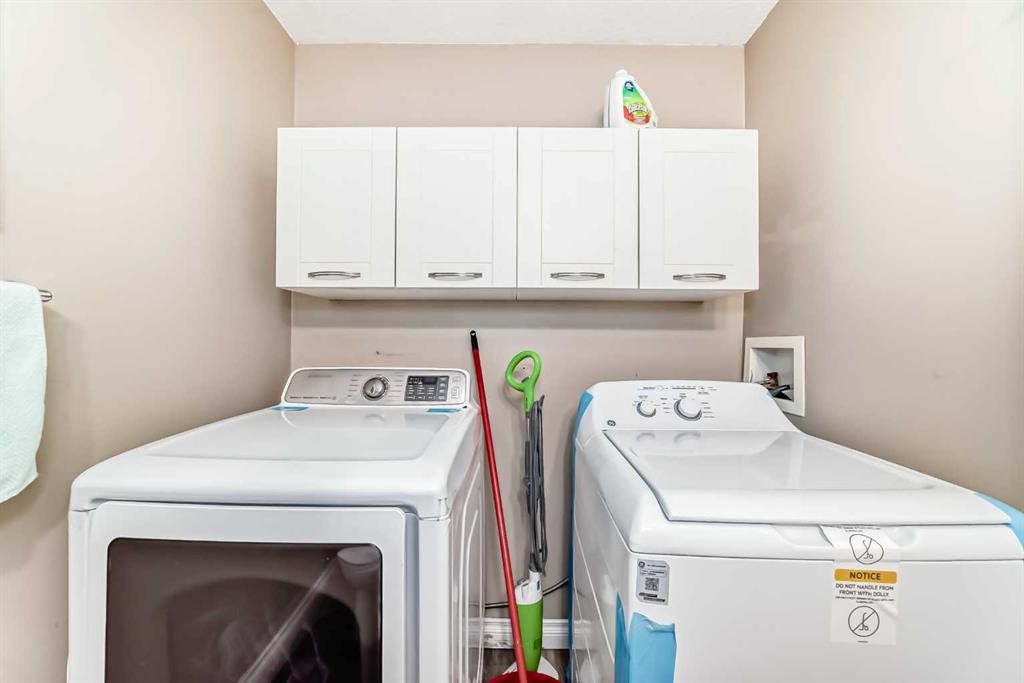 14 Dover Mews Se, Calgary, AB - Indoor Photo Showing Laundry Room