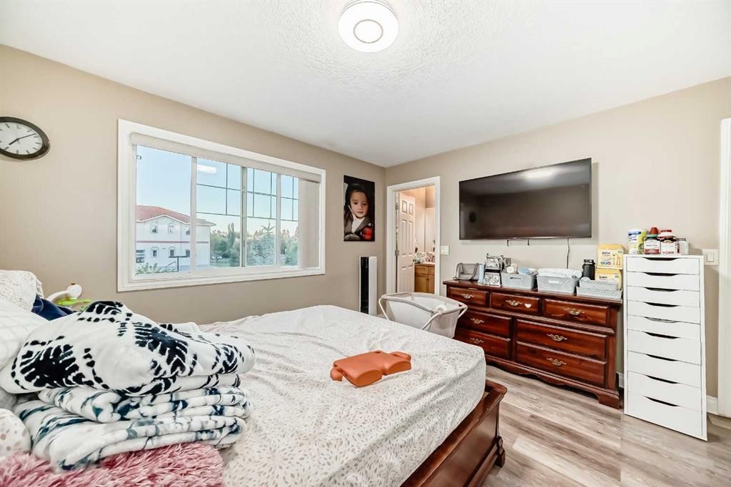 14 Dover Mews Se, Calgary, AB - Indoor Photo Showing Bedroom
