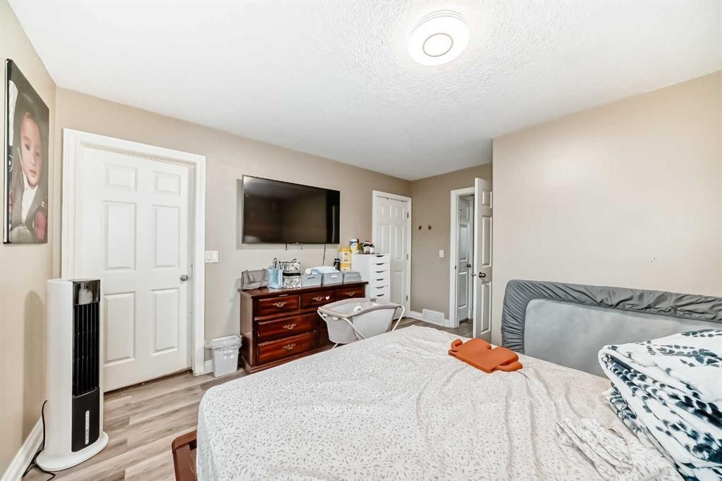 14 Dover Mews Se, Calgary, AB - Indoor Photo Showing Bedroom