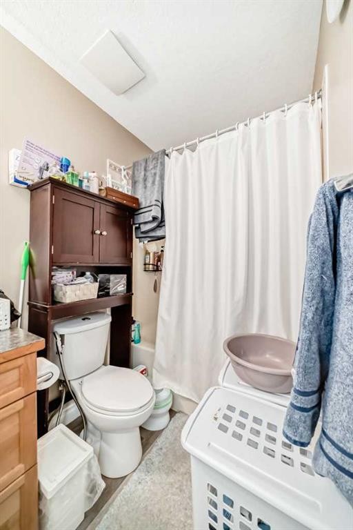 14 Dover Mews Se, Calgary, AB - Indoor Photo Showing Bathroom