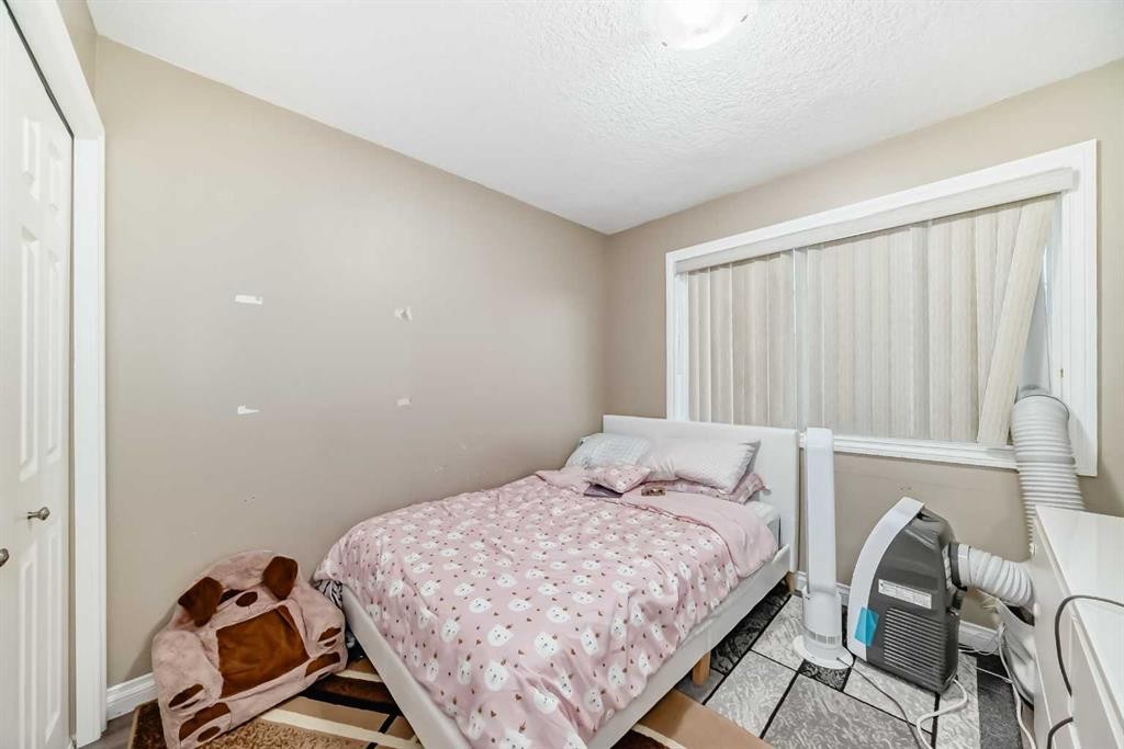 14 Dover Mews Se, Calgary, AB - Indoor Photo Showing Bedroom
