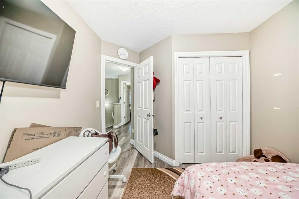 14 Dover Mews Se, Calgary, AB - Indoor Photo Showing Bedroom