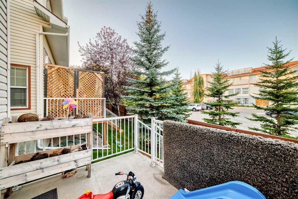 14 Dover Mews Se, Calgary, AB - Outdoor