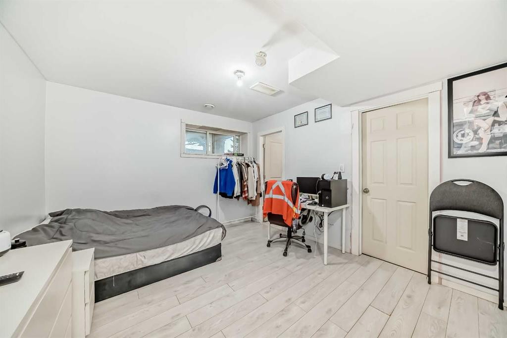 14 Dover Mews Se, Calgary, AB - Indoor Photo Showing Other Room