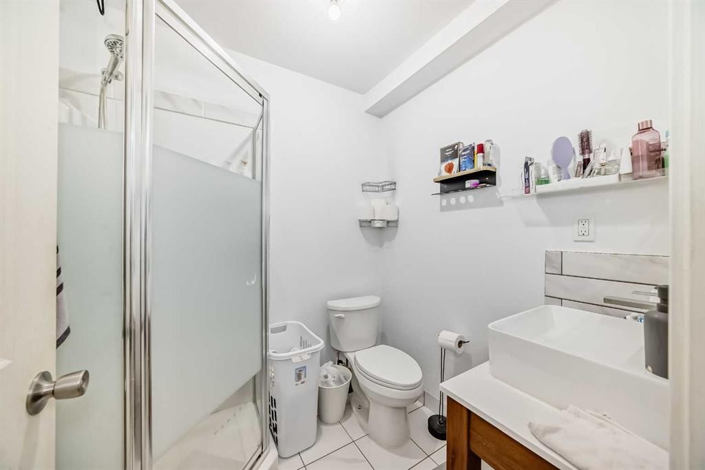 14 Dover Mews Se, Calgary, AB - Indoor Photo Showing Bathroom