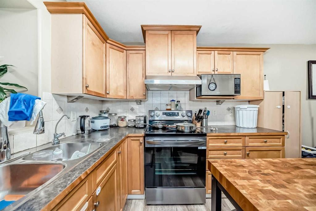 14 Dover Mews Se, Calgary, AB - Indoor Photo Showing Kitchen