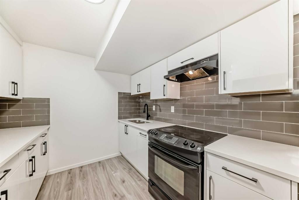 99 Saddlecrest Way Ne, Calgary, AB - Indoor Photo Showing Kitchen