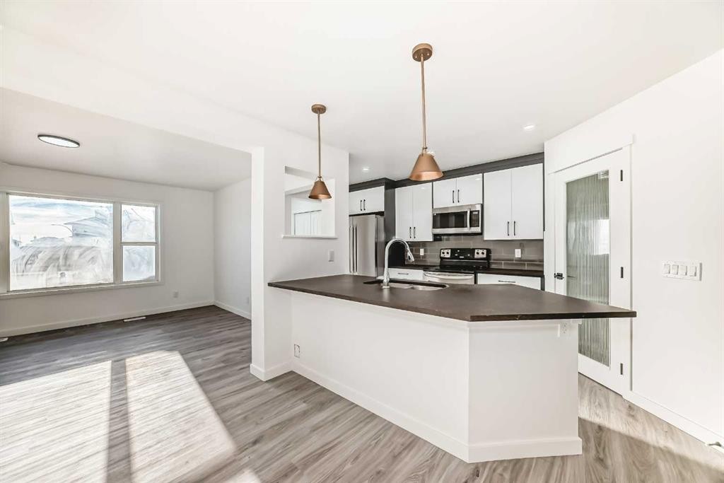 99 Saddlecrest Way Ne, Calgary, AB - Indoor Photo Showing Kitchen With Upgraded Kitchen