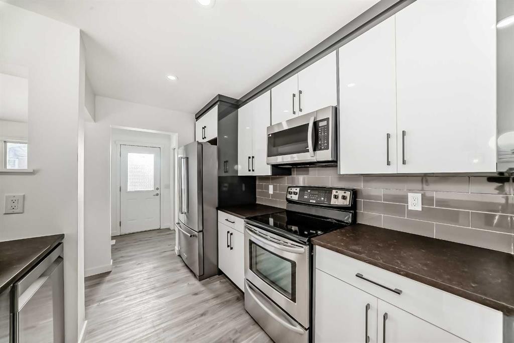 99 Saddlecrest Way Ne, Calgary, AB - Indoor Photo Showing Kitchen With Stainless Steel Kitchen