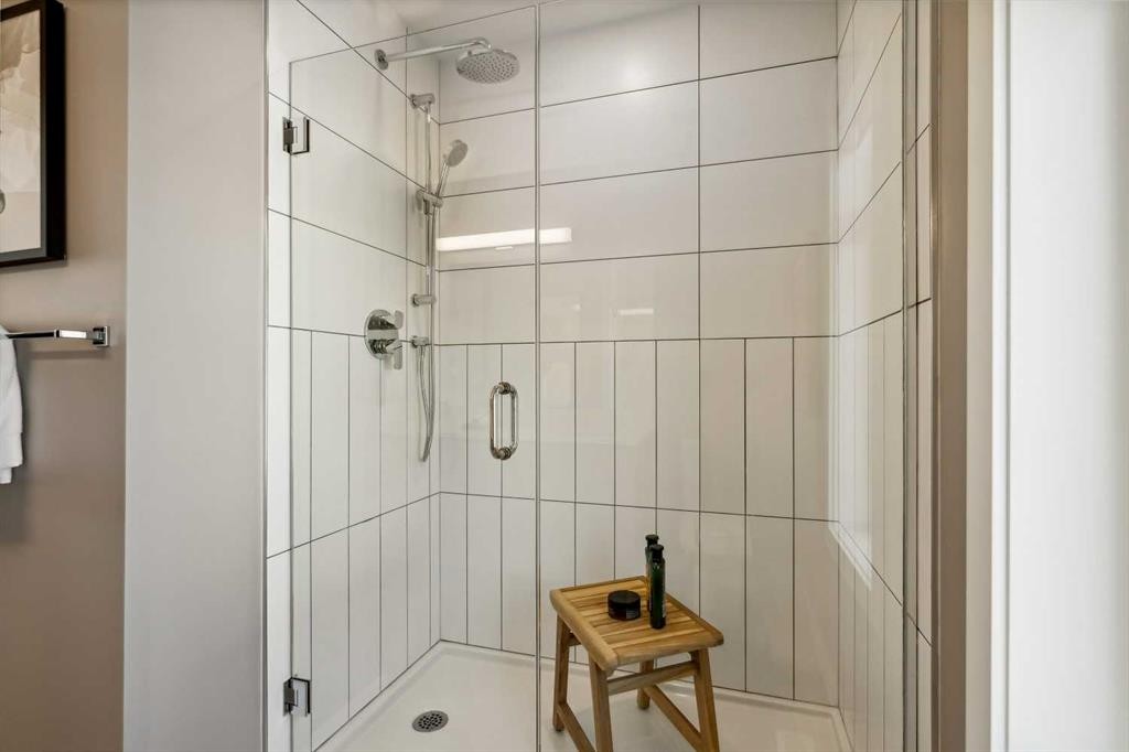 171 Dieppe Drive Sw, Calgary, AB - Indoor Photo Showing Bathroom