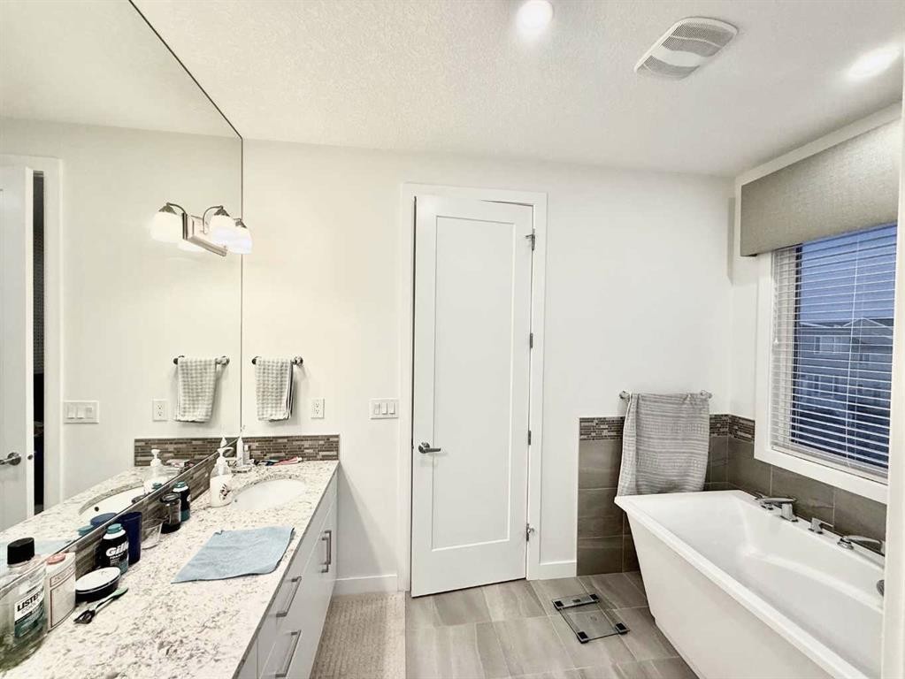 148 Carrington Circle Nw, Calgary, AB - Indoor Photo Showing Bathroom