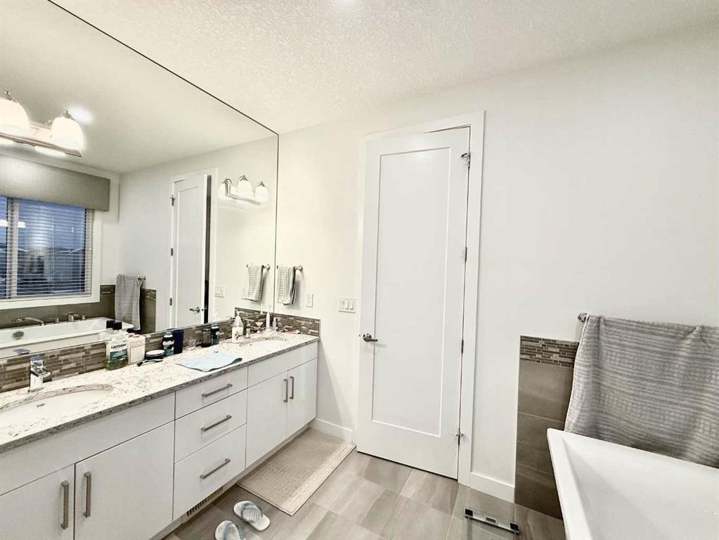 148 Carrington Circle Nw, Calgary, AB - Indoor Photo Showing Bathroom