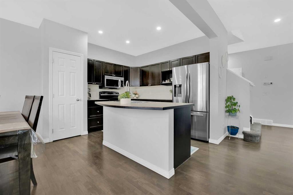 2101 Luxstone Boulevard Sw, Airdrie, AB - Indoor Photo Showing Kitchen