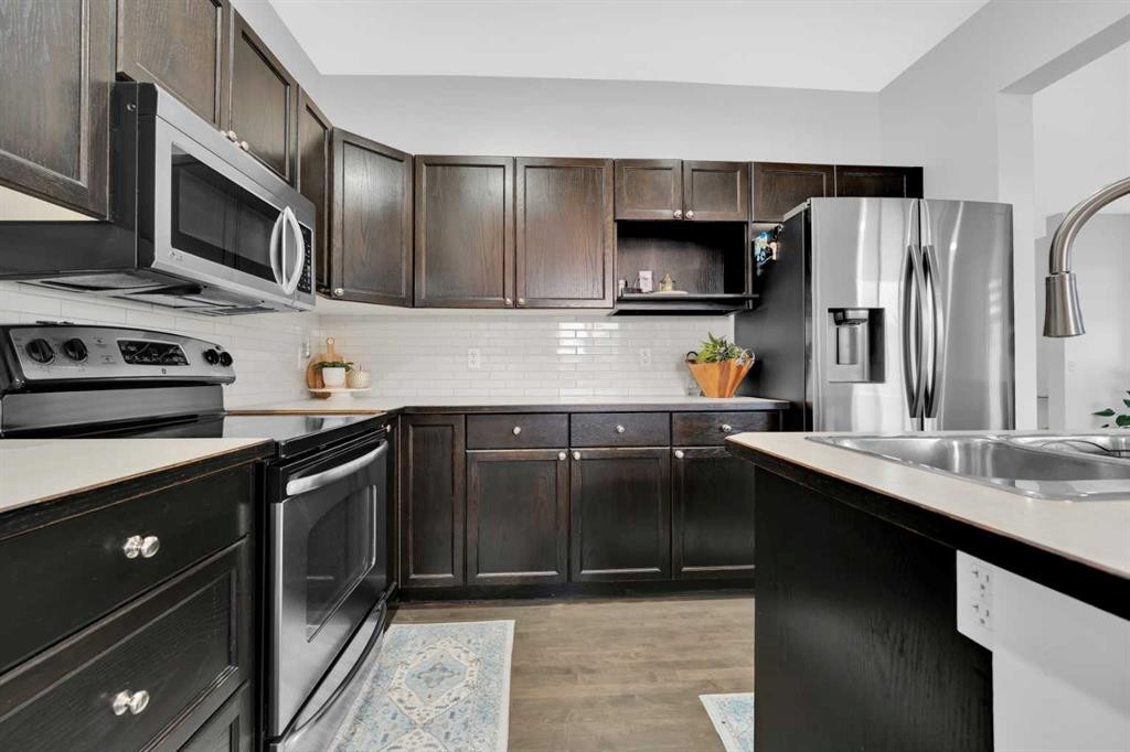 2101 Luxstone Boulevard Sw, Airdrie, AB - Indoor Photo Showing Kitchen