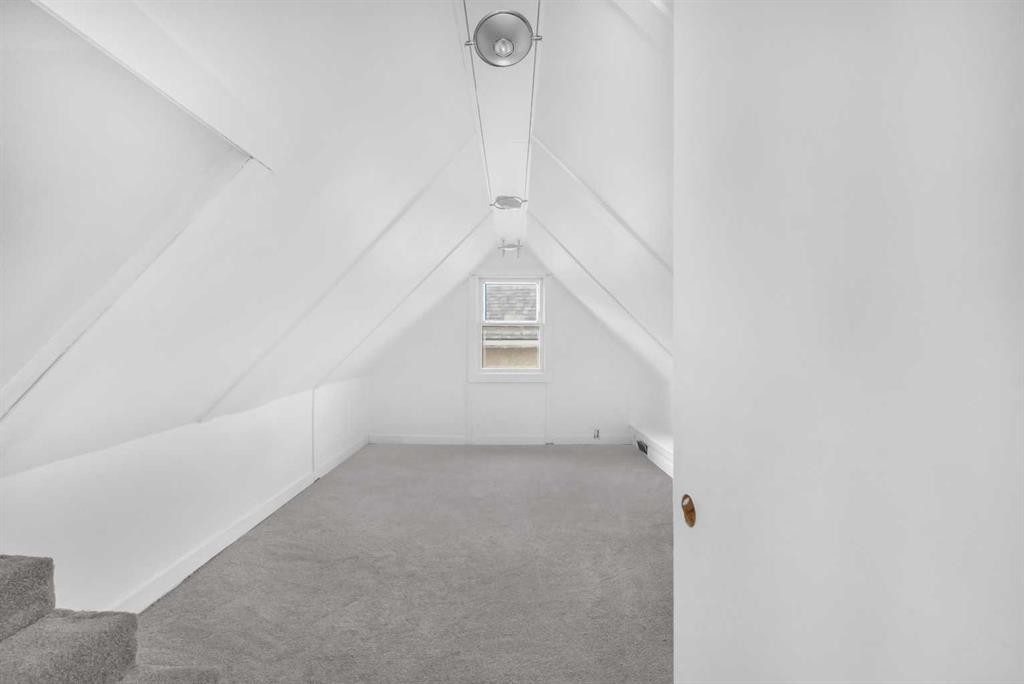 1022 18 Avenue, Calgary, AB - Indoor Photo Showing Other Room
