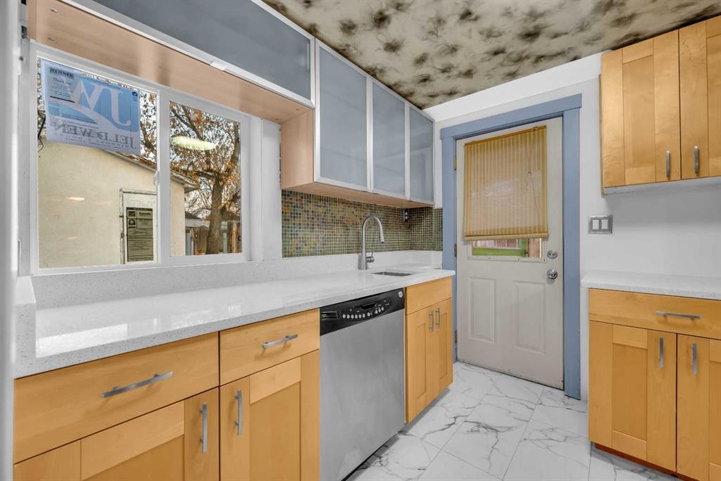 1022 18 Avenue, Calgary, AB - Indoor Photo Showing Kitchen