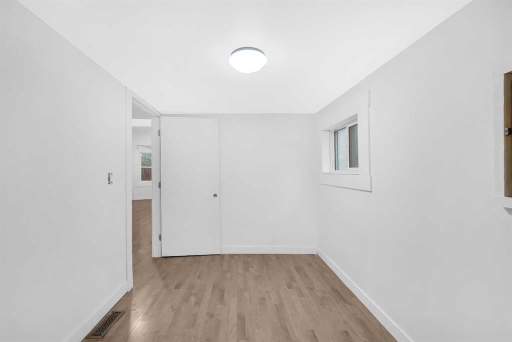 1022 18 Avenue, Calgary, AB - Indoor Photo Showing Other Room
