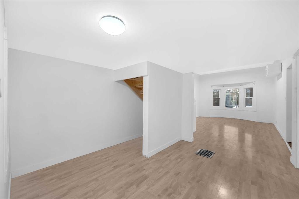 1022 18 Avenue, Calgary, AB - Indoor Photo Showing Other Room