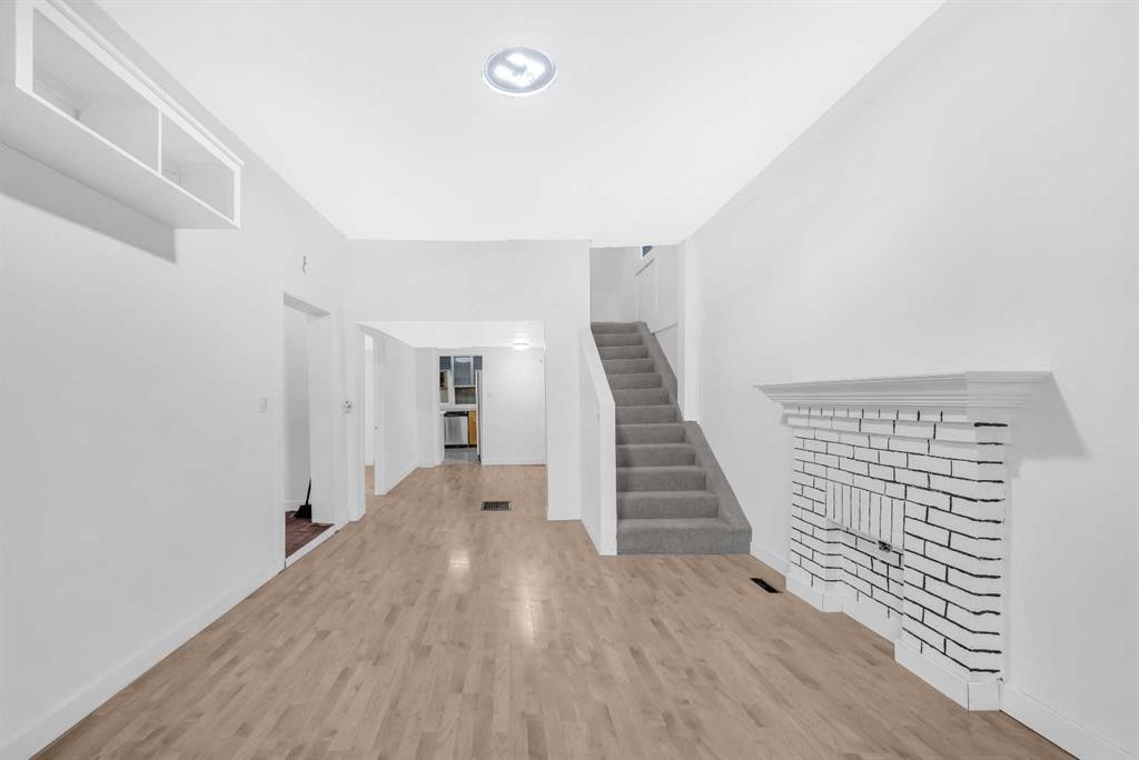 1022 18 Avenue, Calgary, AB - Indoor Photo Showing Other Room