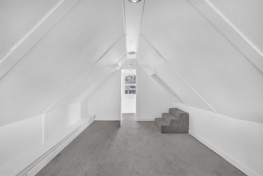 1022 18 Avenue, Calgary, AB - Indoor Photo Showing Other Room