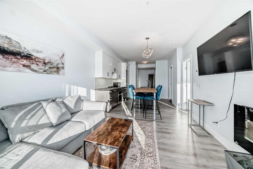 304-1521 26 Avenue Sw, Calgary, AB - Indoor Photo Showing Living Room