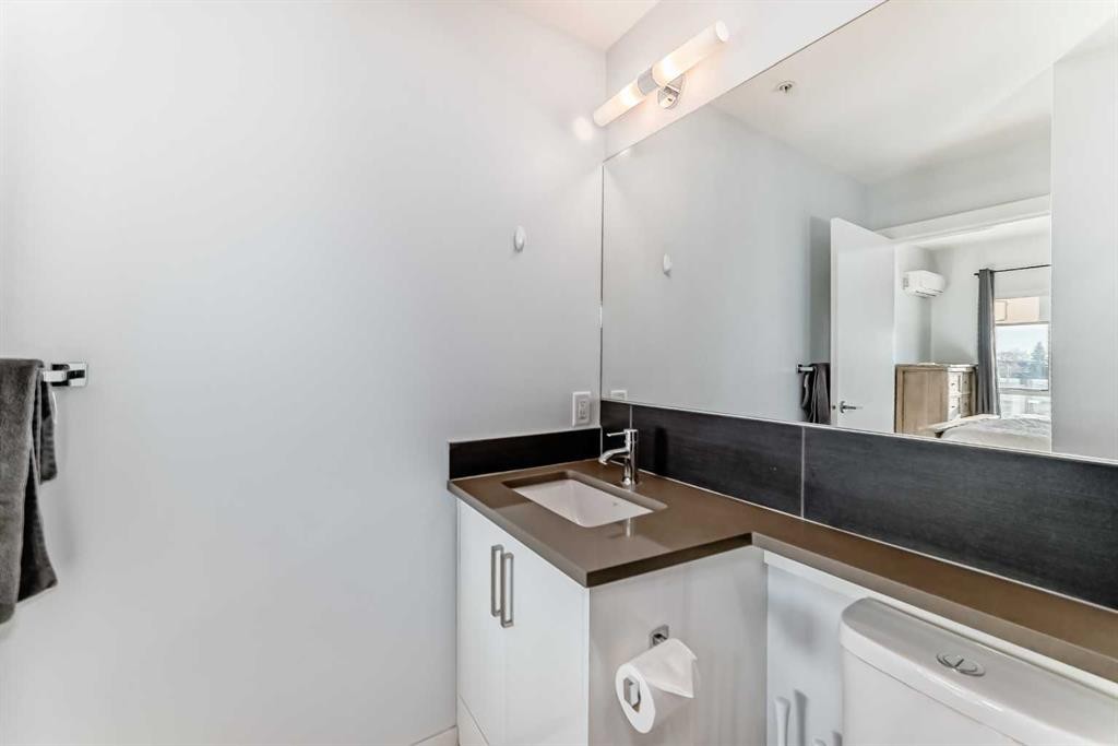 304-1521 26 Avenue Sw, Calgary, AB - Indoor Photo Showing Bathroom