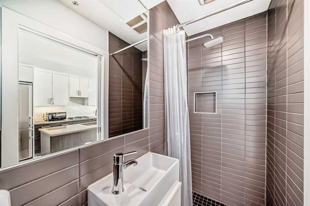 304-1521 26 Avenue Sw, Calgary, AB - Indoor Photo Showing Bathroom