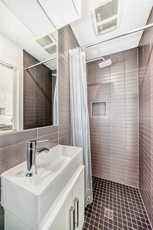 304-1521 26 Avenue Sw, Calgary, AB - Indoor Photo Showing Bathroom