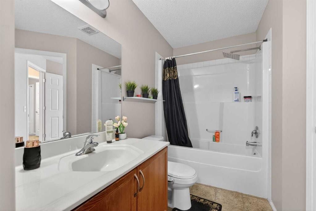 106 Saddlecrest Crescent Ne, Calgary, AB - Indoor Photo Showing Bathroom