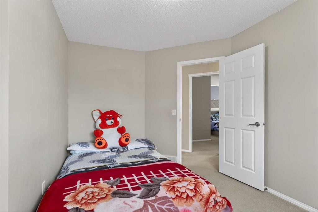 106 Saddlecrest Crescent Ne, Calgary, AB - Indoor Photo Showing Bedroom