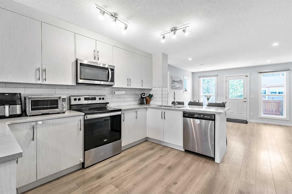 130 Cranbrook Square Se, Calgary, AB - Indoor Photo Showing Kitchen