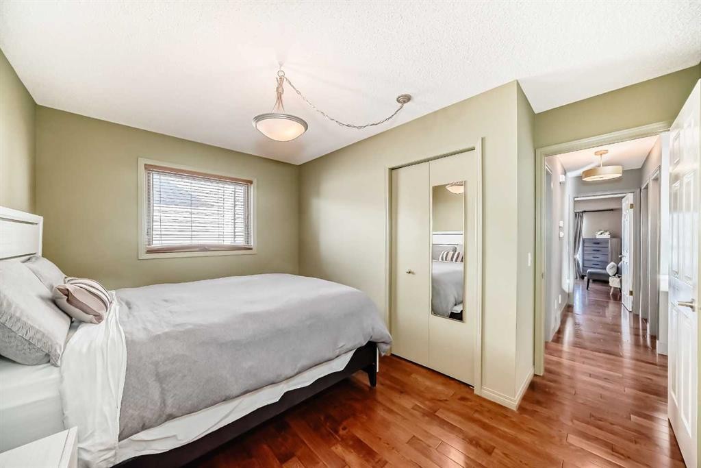 52 Hidden Vale Crescent Nw, Calgary, AB - Indoor Photo Showing Bedroom