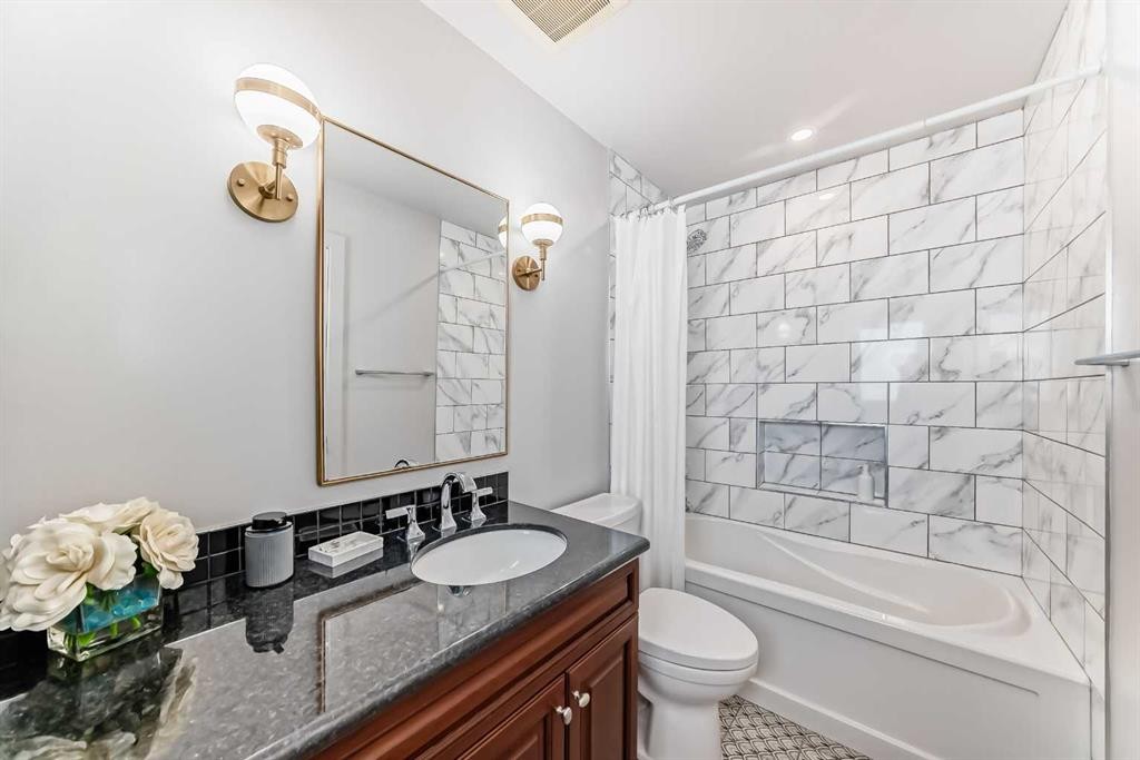 52 Hidden Vale Crescent Nw, Calgary, AB - Indoor Photo Showing Bathroom