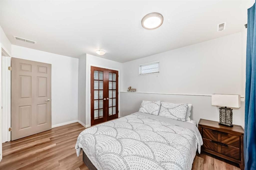 52 Hidden Vale Crescent Nw, Calgary, AB - Indoor Photo Showing Bedroom